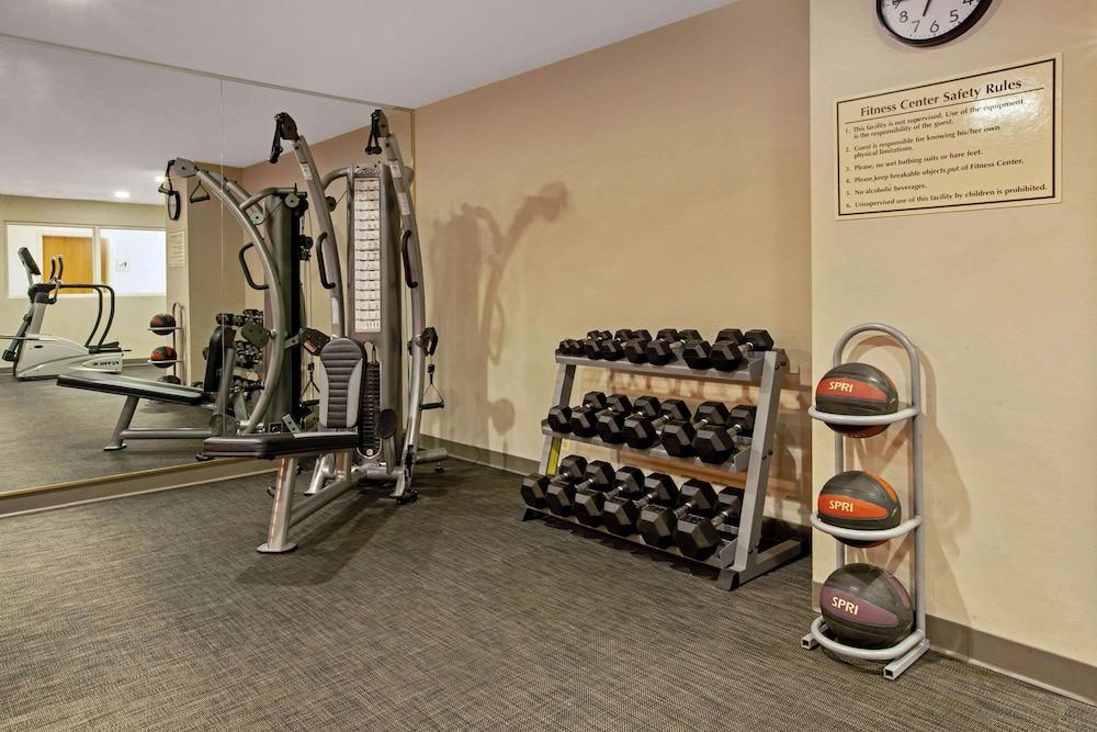 La Quinta Inn & Suites by Wyndham Detroit Metro Airport photo 29