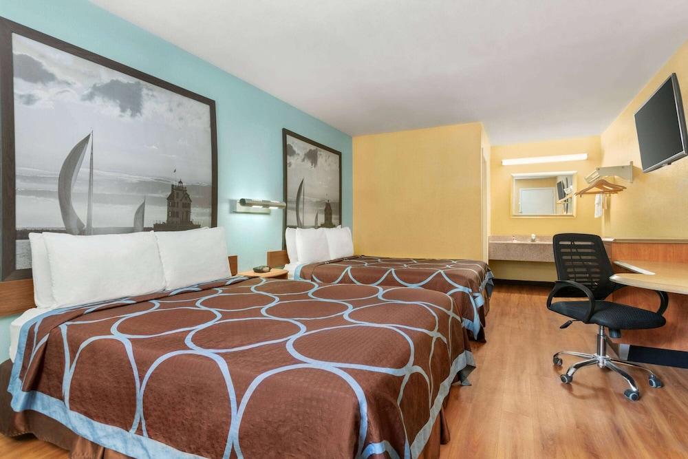 Super 8 by Wyndham Findlay photo 9