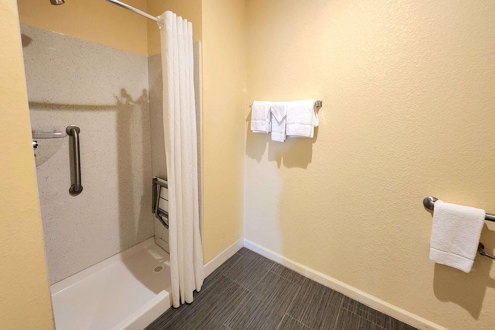 Days Inn by Wyndham Freeport photo 17