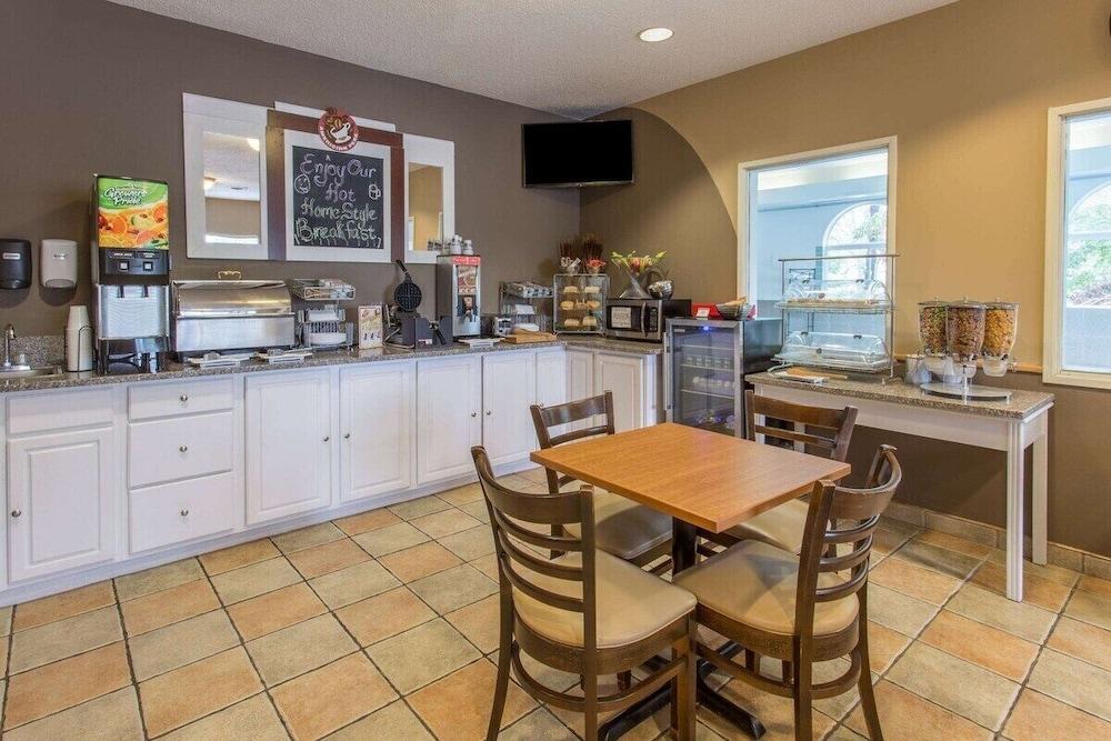 Rock Island Inn & Suites Streator IL photo 39
