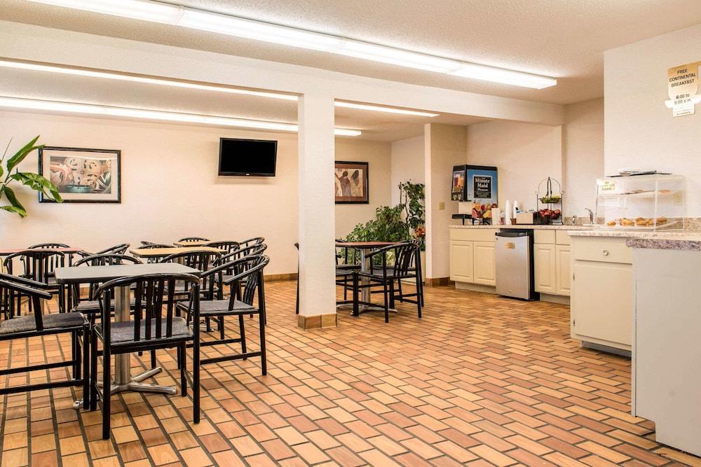 Econo Lodge Holland - Toledo photo 33