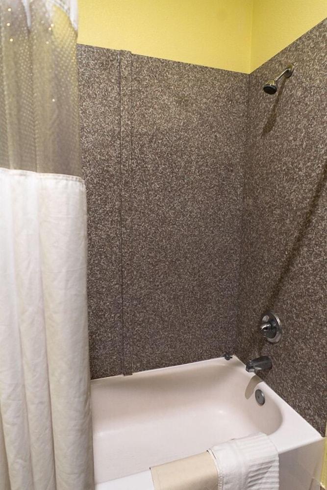 Rivers  Inn & Suites photo 9