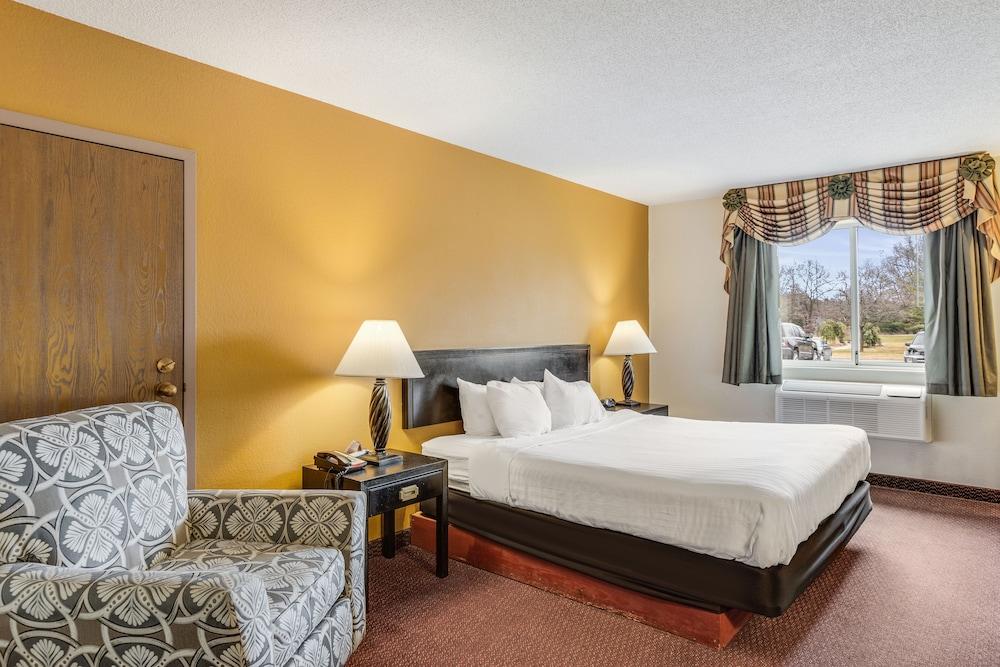 Econo Lodge Whitehall near Michigan's Adventure photo 10