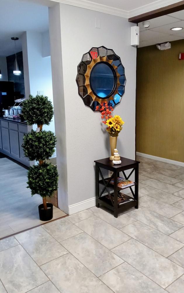 Clarion Pointe Evansville North photo 33