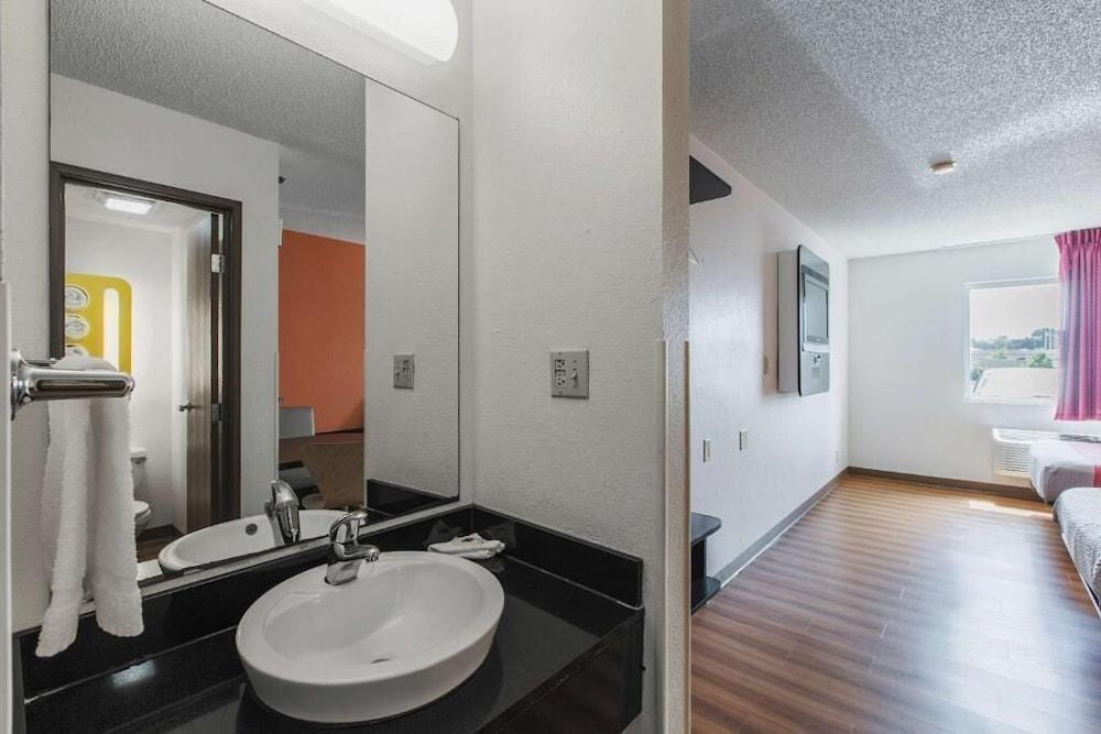 Motel 6 Omaha, NE photo 26