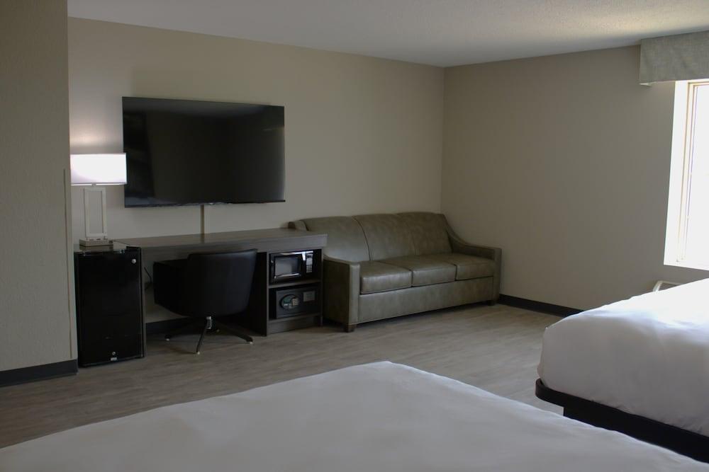 Boarders Inn & Suites photo 6