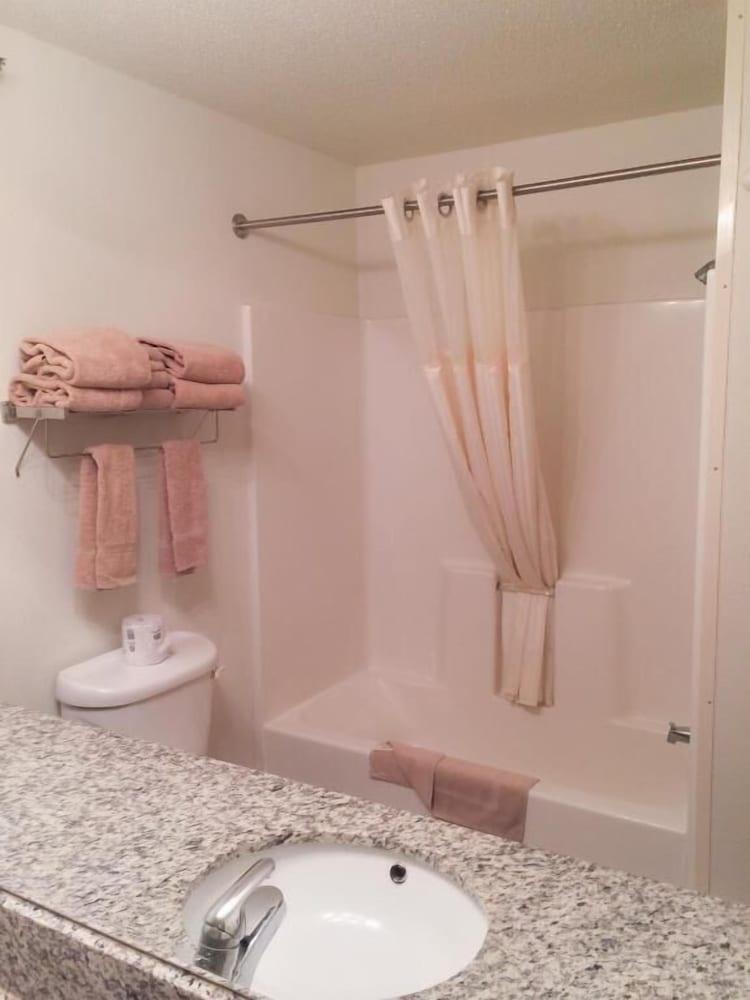 White Oak Inn & Suites photo 31