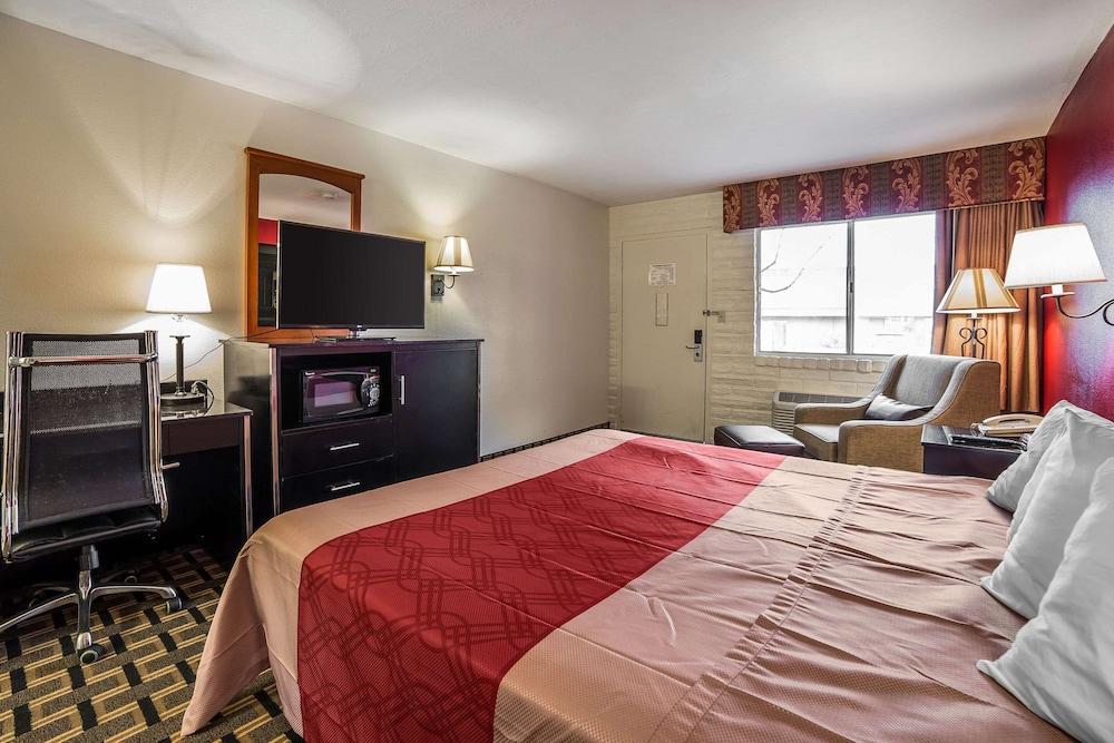 Econo Lodge Downtown photo 23