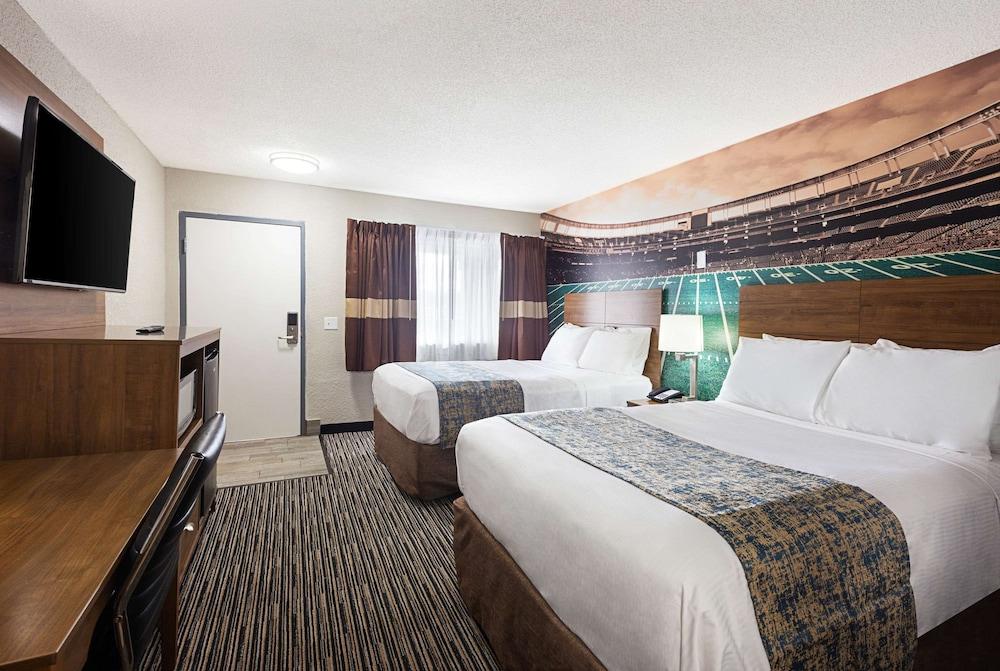 Clarion Pointe East Lansing University Area photo 5
