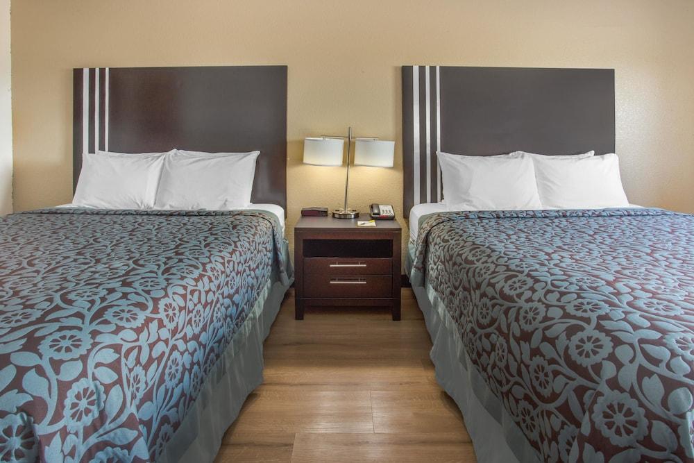 Days Inn by Wyndham Le Roy/Bloomington Southeast photo 10