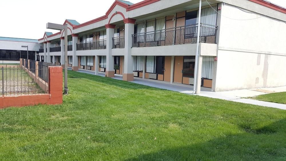 Red Carpet Inn & Suites photo 7
