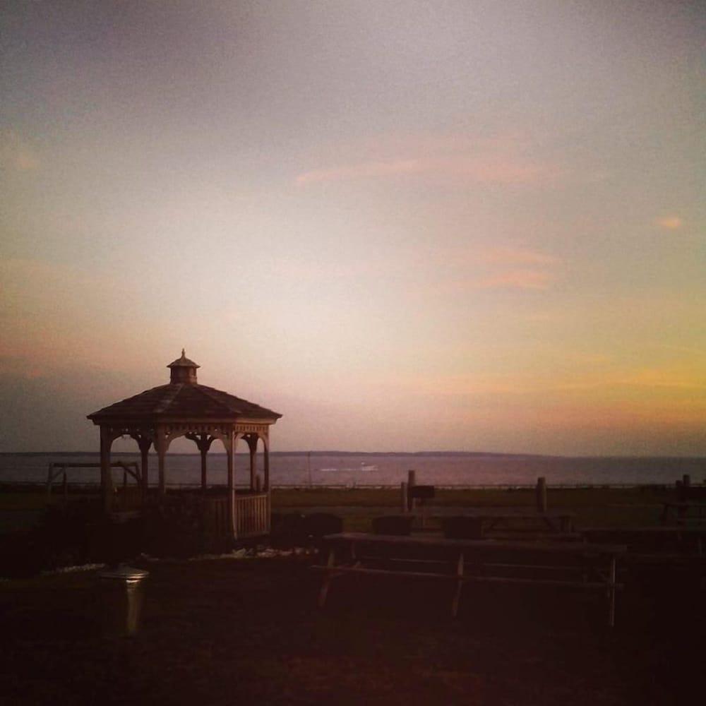 Mariner's Point Resort photo 40