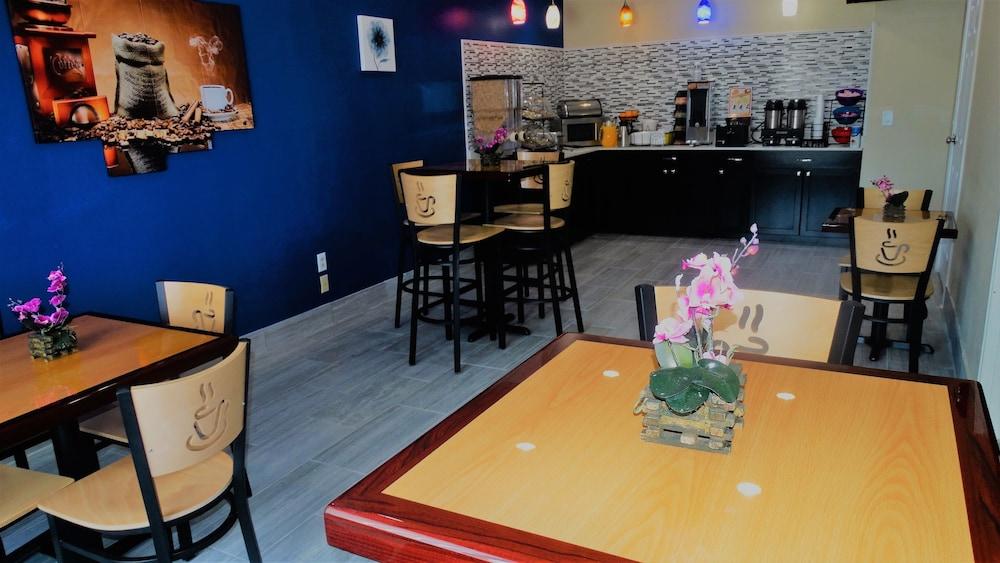 Oak Tree Inn & Suites photo 29