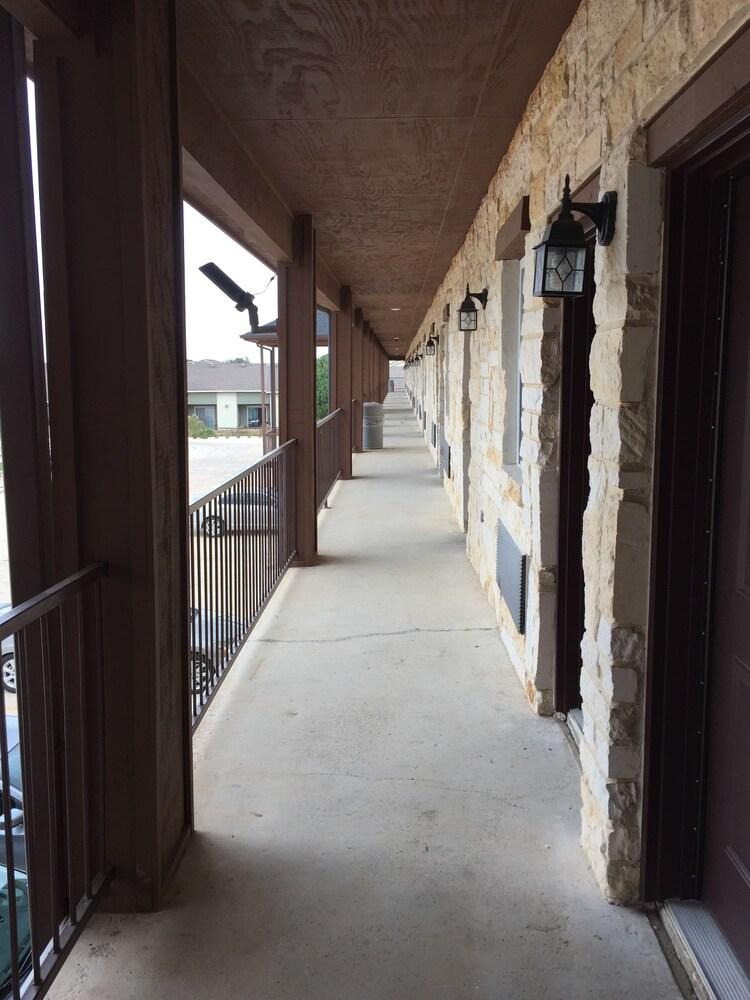 Pearsall Inn & Suites photo 20