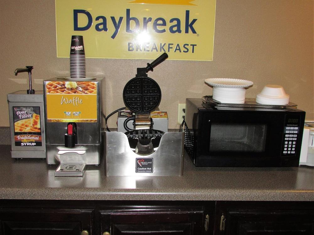 Days Inn & Suites by Wyndham Fort Valley photo 26