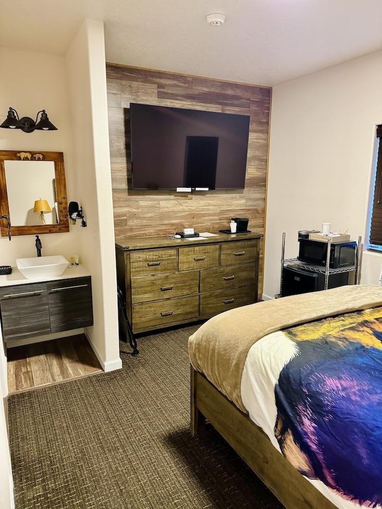 Grizzly Lodge Motel photo 11