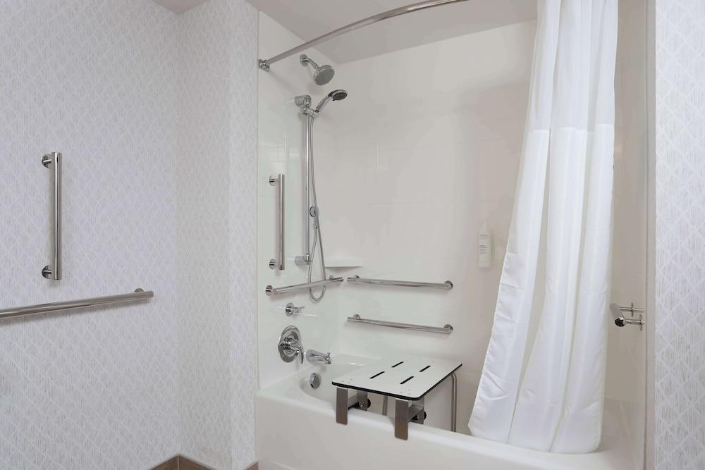 Hampton Inn & Suites Manistee Waterfront photo 20
