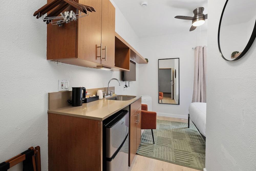 Little Italy Inn - Limited Service Apart Hotel photo 15