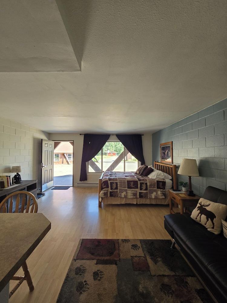 Chateau Rouge Condominiums photo 10