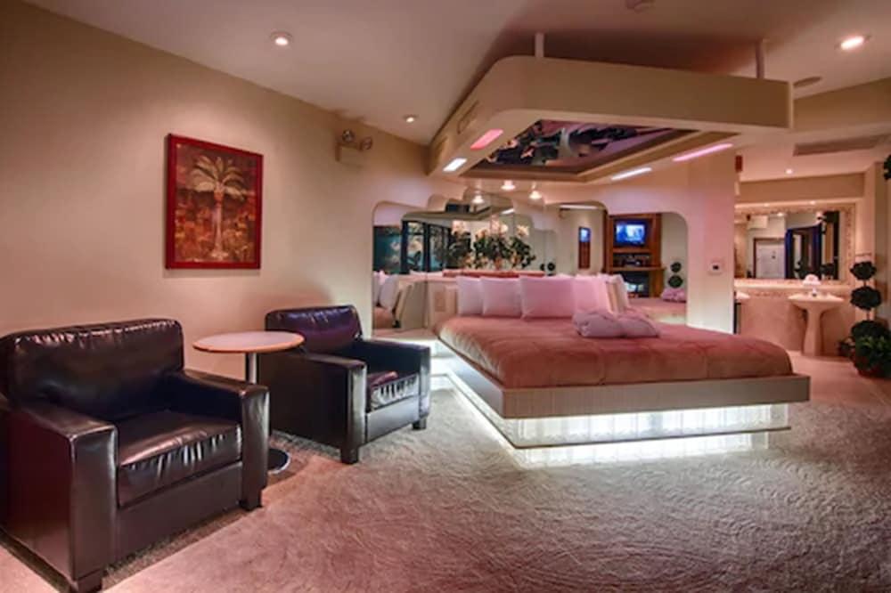 Sybaris Pool Suites Indianapolis photo 8