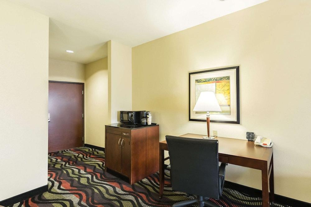Comfort Suites Beaumont I-10 photo 20