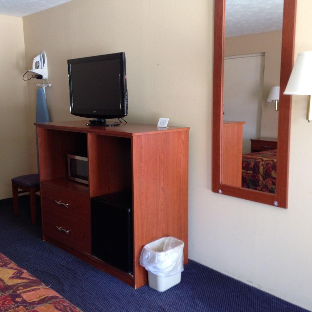 Knights Inn Elizabethtown photo 15