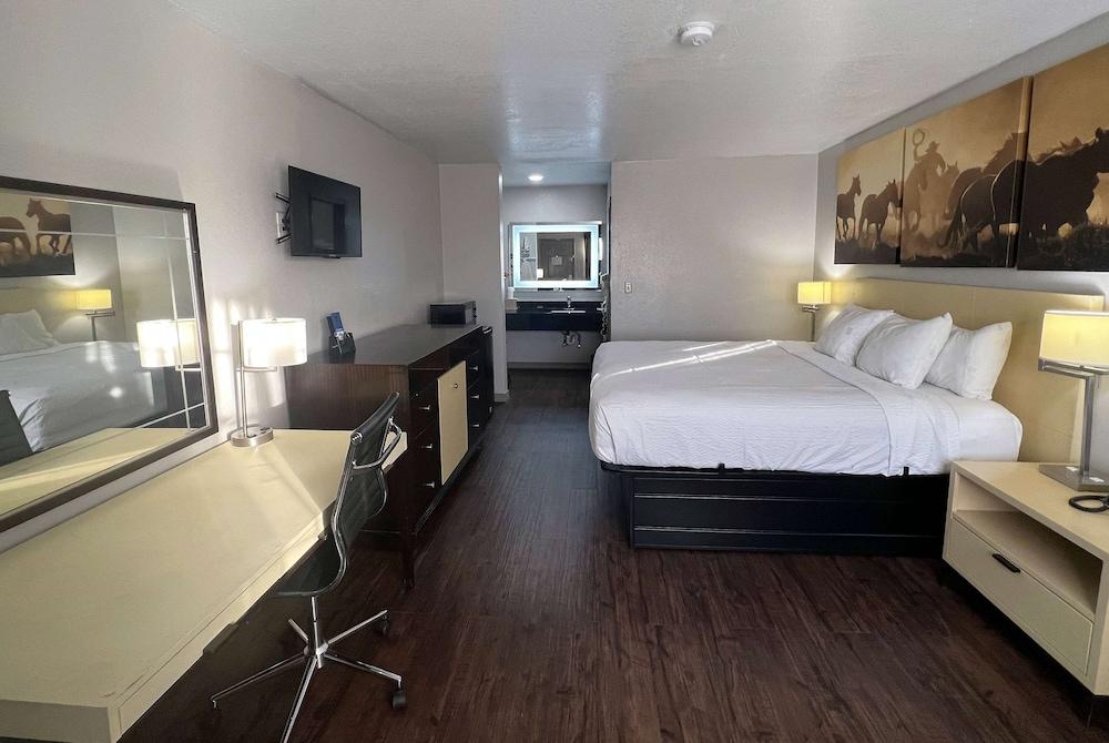 Days Inn by Wyndham Canton photo 23