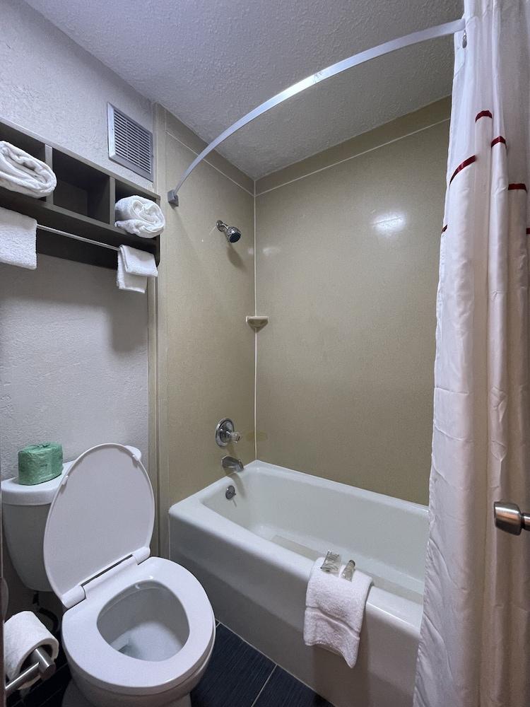 Red Roof Inn LaGrange photo 25
