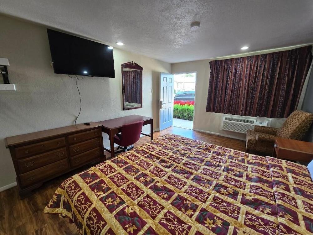 Executive Inn photo 1