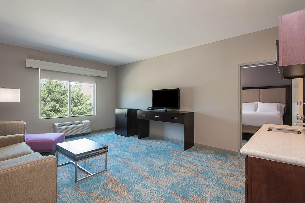 Holiday Inn Express & Suites Norwood-Boston Area by IHG photo 5