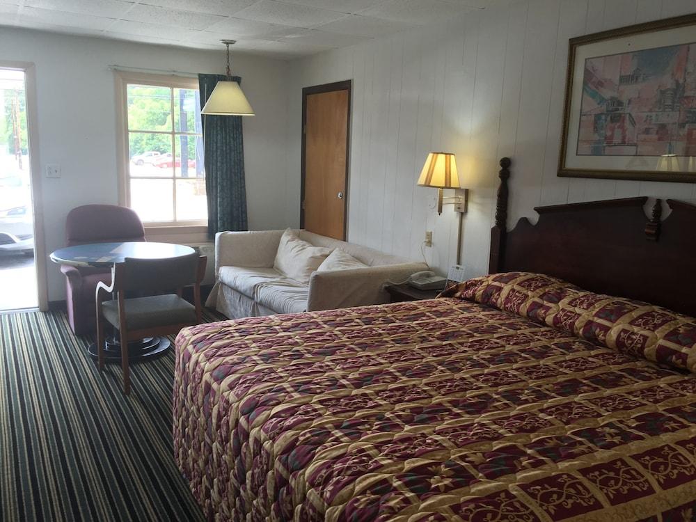 Scottish Inn & Suites photo 14