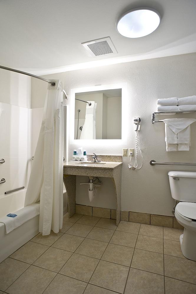 Holiday Inn Express Hotel & Suites Vermillion by IHG photo 8