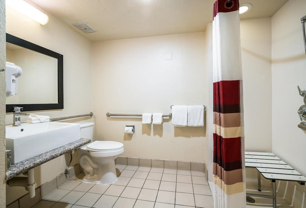 Red Roof Inn North Dallas - Park Central photo 18