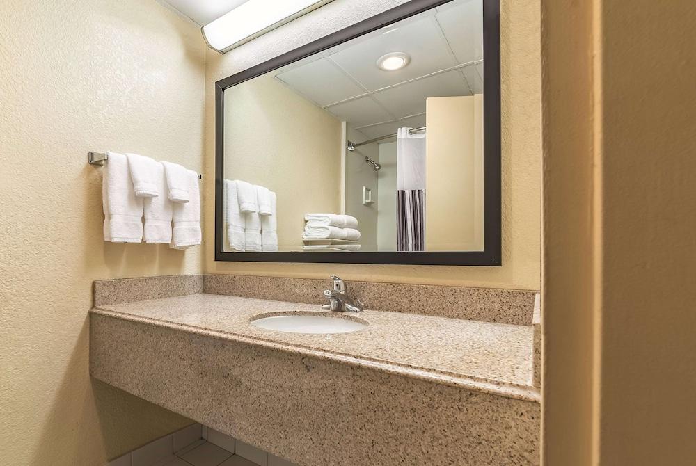 Ramada by Wyndham Fairfield NJ photo 9