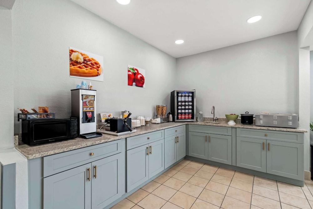 Quality Inn & Suites Biloxi - Ocean Springs photo 42