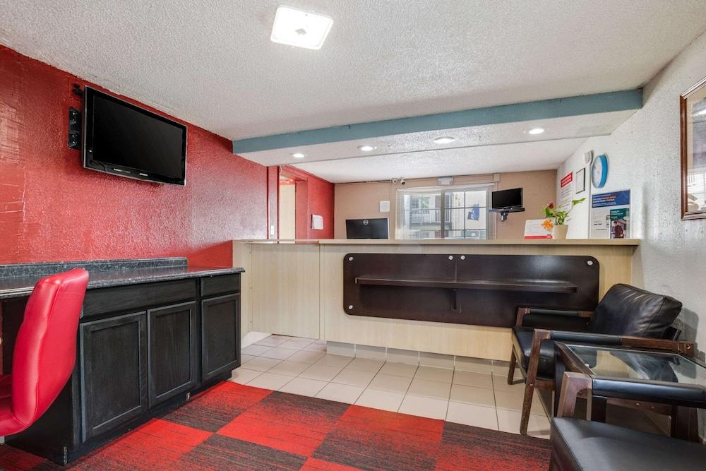 Econo Lodge Inn & Suites photo 2