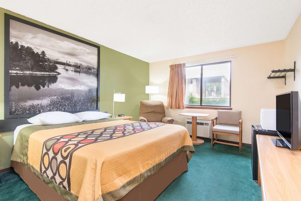 Super 8 by Wyndham Buffalo photo 8