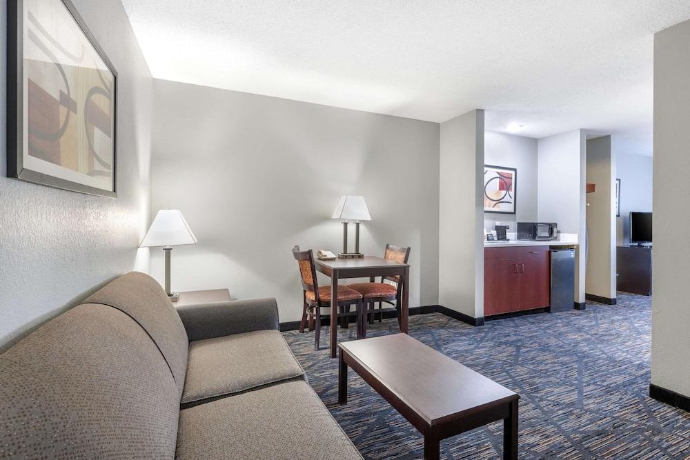 Quality Inn & Suites Lincoln North photo 1