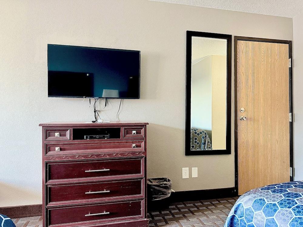 American Inn Cedar Rapids South photo 18