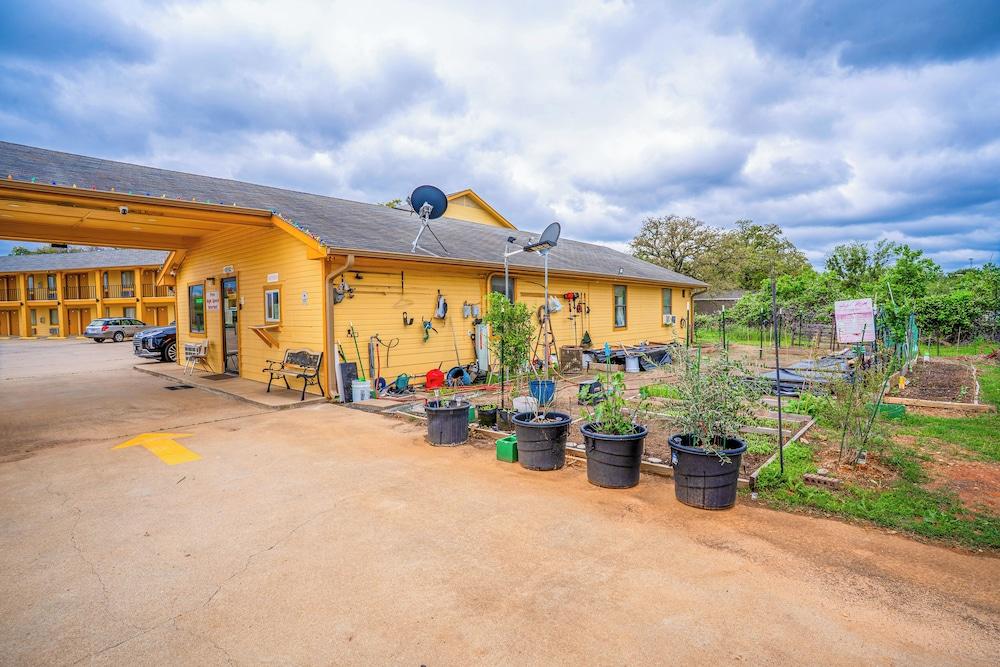 Regency Inn By OYO Rockdale TX photo 39