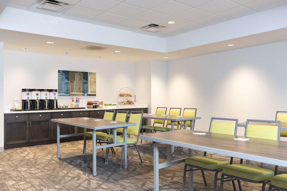 Hampton Inn & Suites Chicago Schaumburg photo 23