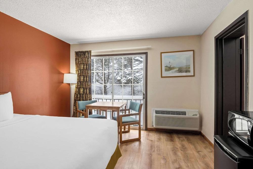 Econo Lodge Manistee photo 17