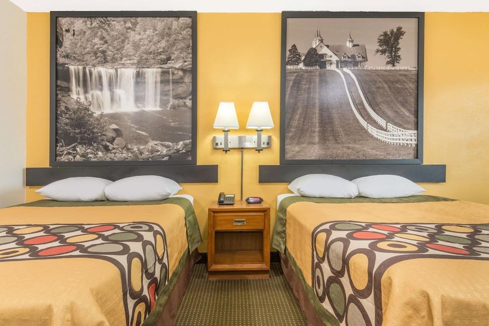 Super 8 by Wyndham Williamsburg photo 3