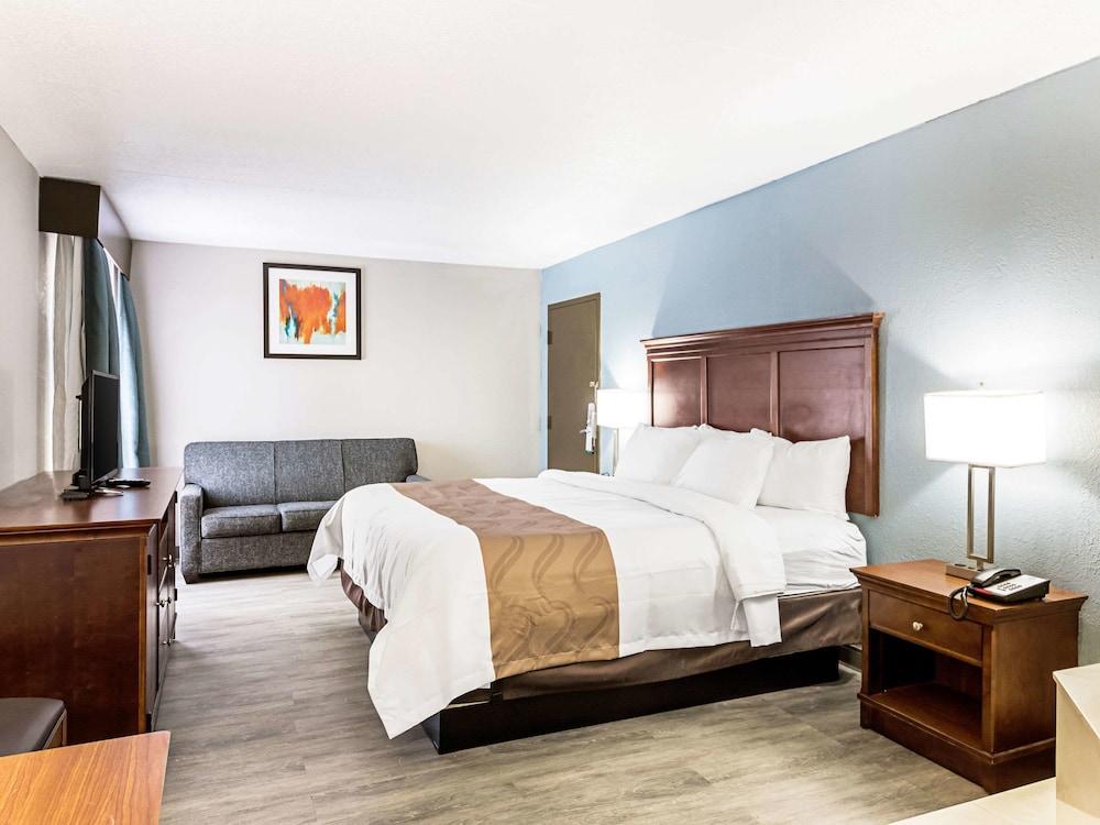 Farragut Inn & Suites photo 12