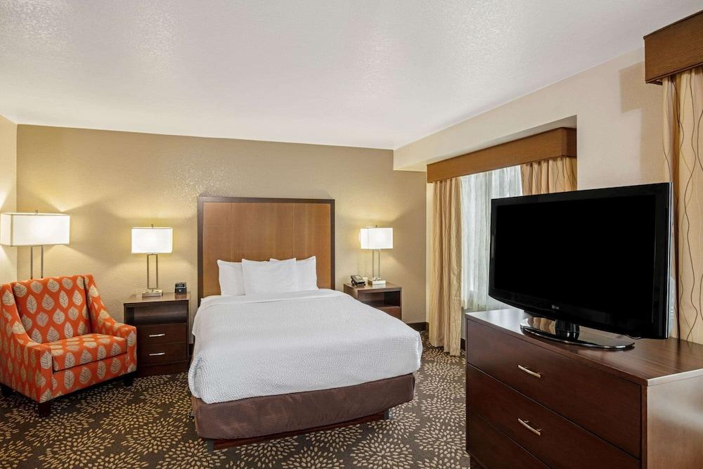 La Quinta Inn & Suites by Wyndham Las Vegas Red Rock photo 7