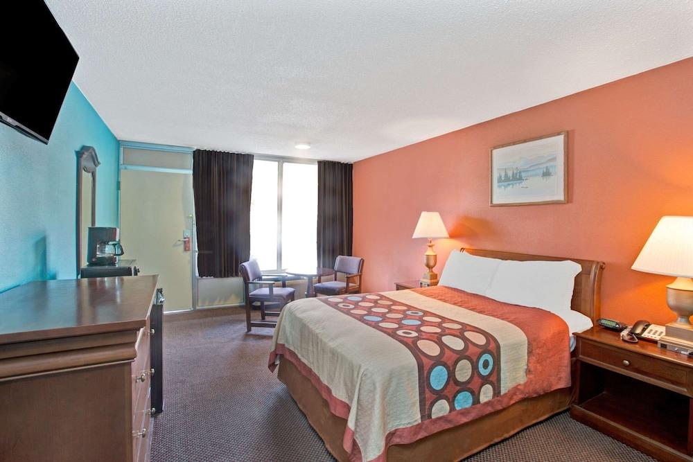 Super 8 by Wyndham Gaffney photo 27