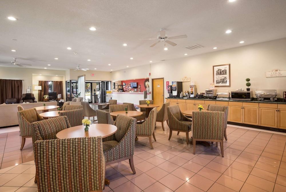 Econo Lodge Inn & Suites Hardeeville I-95 photo 36