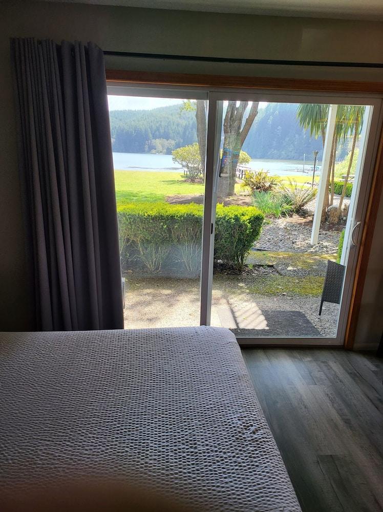 Lakeshore Lodge photo 34