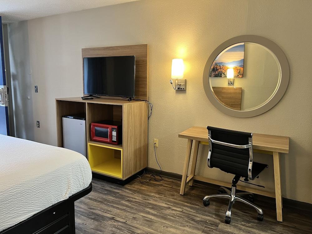 Days Inn by Wyndham College Park Airport Best Road photo 21