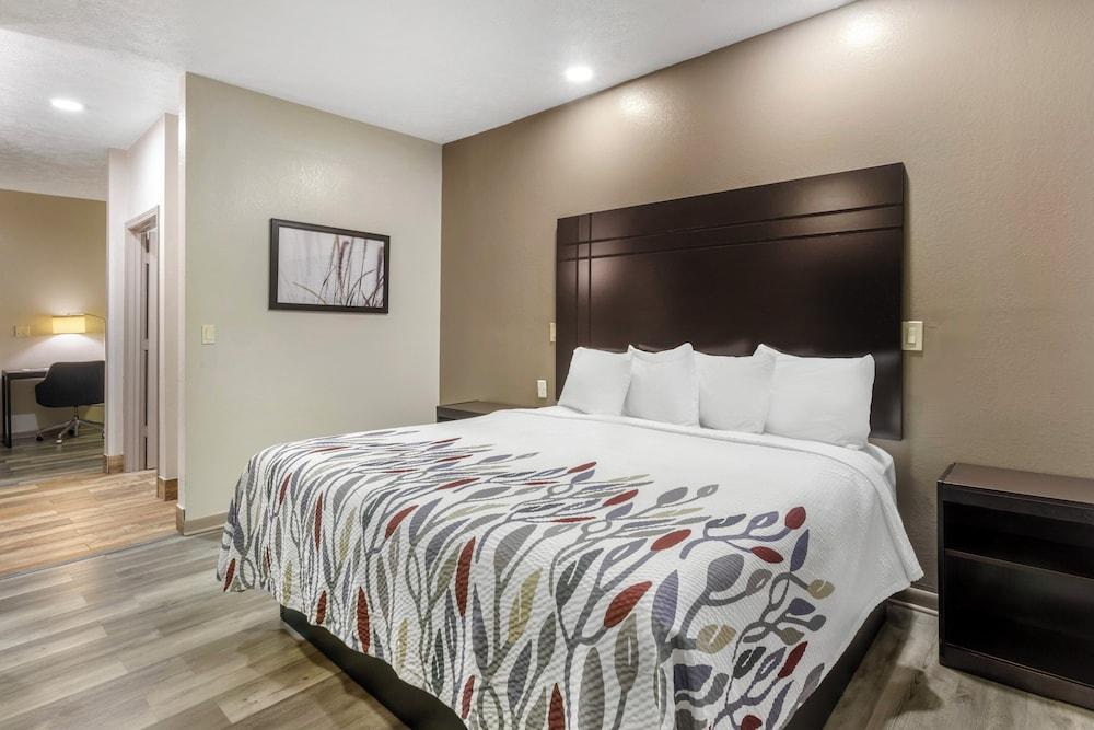 Red Roof Inn & Suites Clinton, MS photo 15